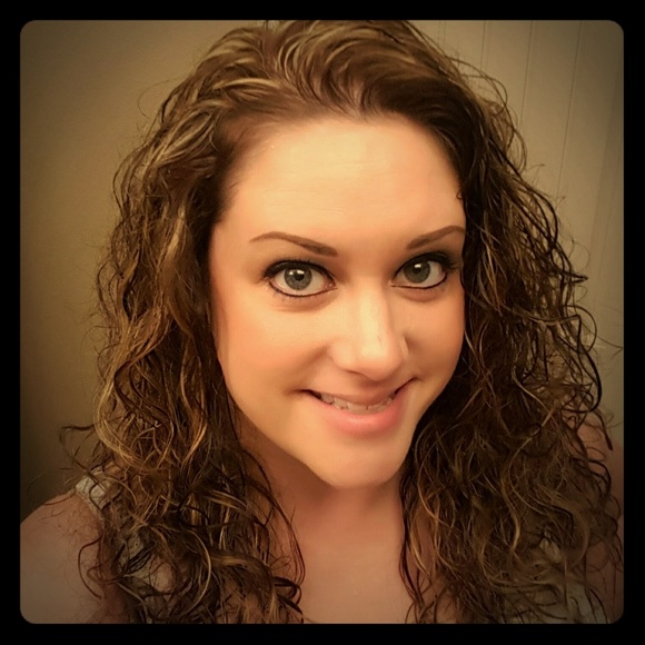 Meet your Posher, Janelle - Picture 1 of 2